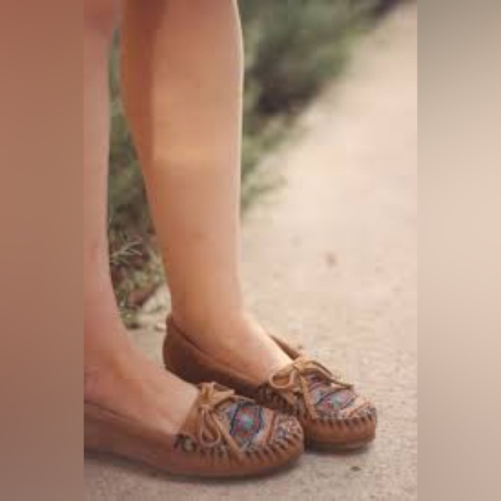 MINNETONKA SZ 6 EMBROIDERED MOCASSINS El Paso kilty brown suede